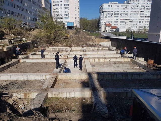 Scandal pe șantierul ilegal de pe strada Nicolae Costin 44/1. Un medic, agresat de reprezentantul companiei de construcții