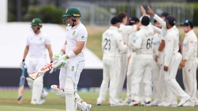 South Africa fight to avoid first Test defeat in New Zealand