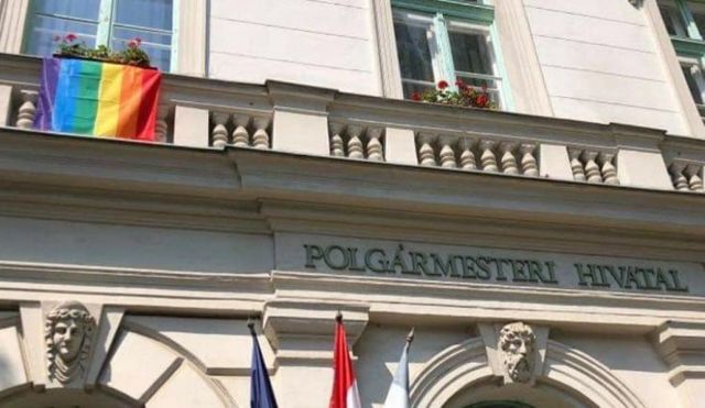 Van másik – Újra kint van a szivárványos zászló a ferencvárosi városháza épületén