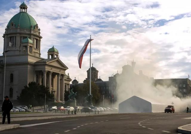 El presidente de Serbia culpa a la oposición del tiroteo frente al Parlamento