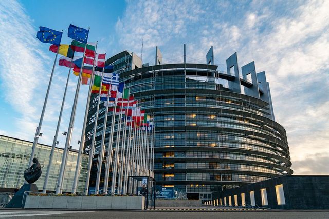 Parlamentul European vrea să dea în judecată Comisia Europeană