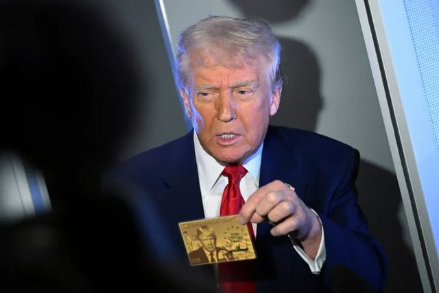Trump spune că „mii” de oameni sunt interesați să cumpere Gold Card, viza permanentă pentru SUA de 5 milioane de dolari