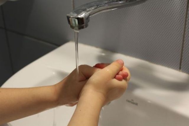 Unul din cinci copii din România care nu are WC în casă nu se spală pe mâini după ce folosește toaleta