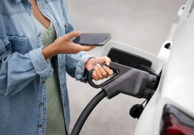 Eléctricos puros e híbridos enchufables suman ya el 19,5% de las matriculaciones