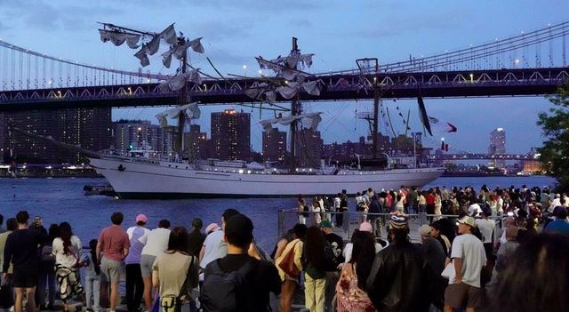 Nave della scuola della Marina messicana urta il Ponte di Brooklyn