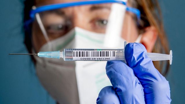 Comisia Europeana urgenteaza achizitia a inca 10 milioane de doze de vaccin Pfizer