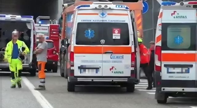 Incidente tra camion e scuolabus nel Comasco, un morto e feriti