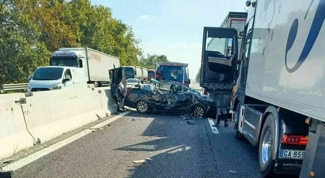Incidente A13 a Ferrara, auto schiacciata tra due camion in coda: morte bimba di 5 anni e la mamma