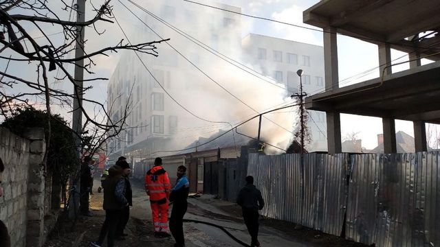 Incendiu în capitală, într-o casă la sol: Nimeni nu a avut de suferit