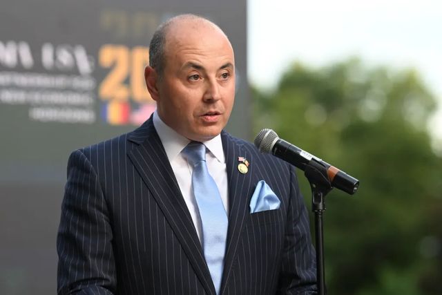 Ambasada României în SUA îl critică pe Simion: Cine aplaudă îngrădirea drepturilor românilor e incompatibil cu funcția de președinte
