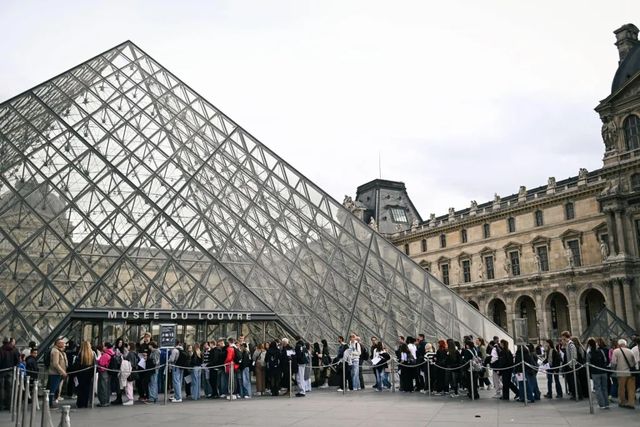 Furto al Louvre, due sospettati hanno parzialmente ammesso partecipazione