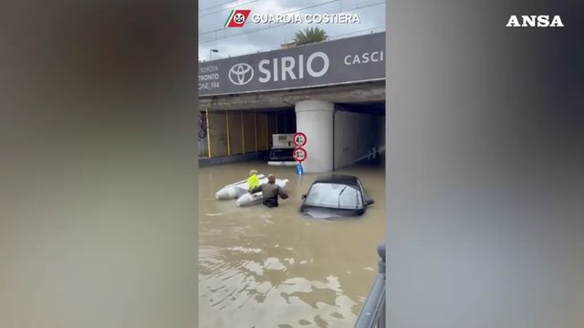 Maltempo a San Benedetto del Tronto, vigili del fuoco in azione dopo il nubifragio