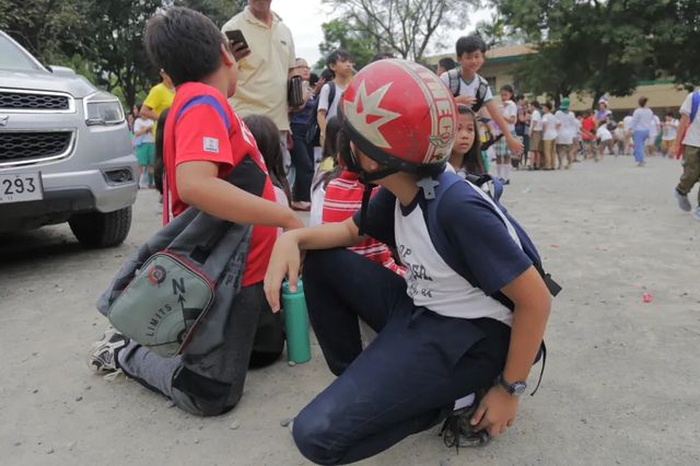 Cutremur de 7,4 în Filipine. Imagini dramatice cu oamenii panicați, ghemuiți pe străzi, în timp ce pământul se cutremura