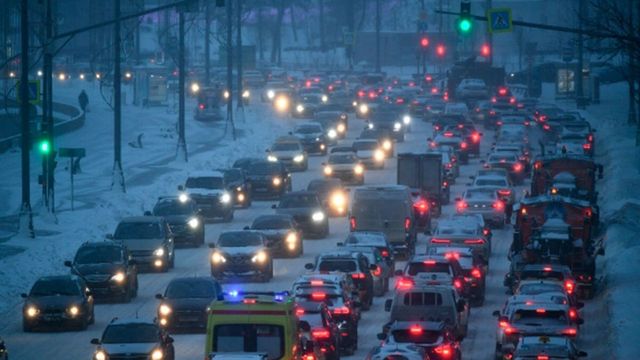 Москва встала в десятибалльных пробках из-за снегопада