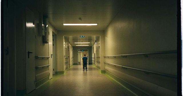 Fejbe lőtte magát egy 13 éves fiú Budapesten - börtönt kértek az apjára