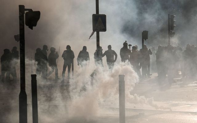 Forțele de ordine franceze renunță la grenadele lacrimogene explozive care au lăsat infirmi mai mulți protestatari