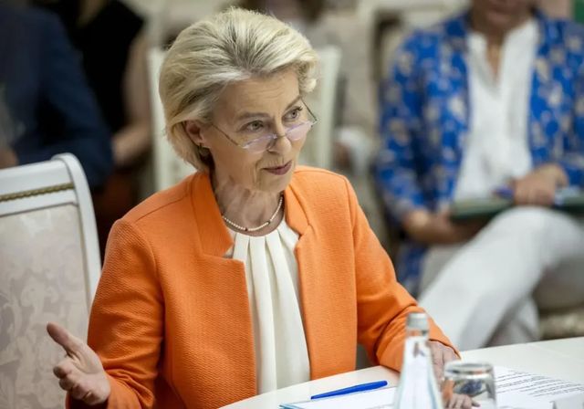 Von der Leyen asegura que la UE negocia con firmeza un marco comercial «fiable» con EEUU