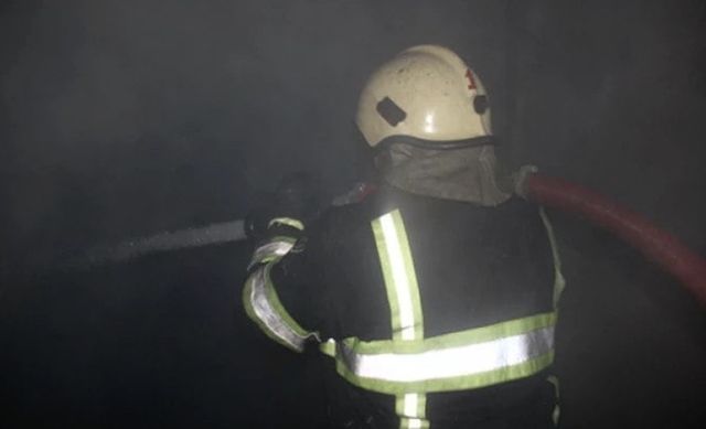Un bărbat s-a aruncat de la etajul al cincilea al unui bloc, după ce apartamentul său a fost cuprins de flăcări