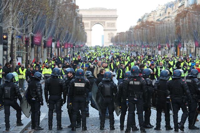 Proteste în Franța împotriva legii care limitează difuzarea de imagini cu polițiști
