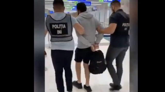 Și-ar fi hărțuit fosta iubită cu imagini intime, pentru a o determina să se întoarcă la el. Un tânăr, arestat la Aeroport