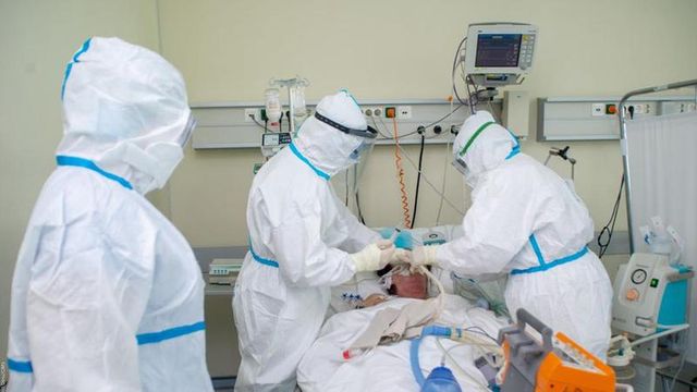 Covid-19 pune din nou stăpânire pe țară: Autoritățile au reactivat 500 de paturi în spitalele din țară