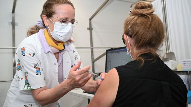 În Israel, a treia doză de vaccin împotriva COVID-19 a permis atenuarea impactului valului 4 al pandemiei