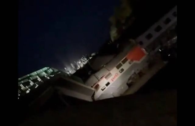 Russia, crollano due ponti al passaggio dei treni
