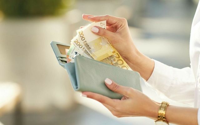 O femeie din Timișoara a abordat pe internet un bărbat, pe care l-a păcălit să-i dea peste 100.000 de euro