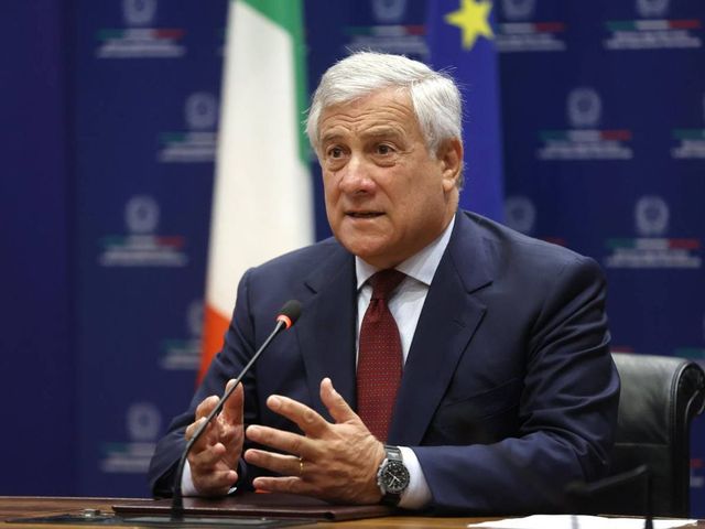 Tajani, tutta l'Ue deve risolvere il problema migranti