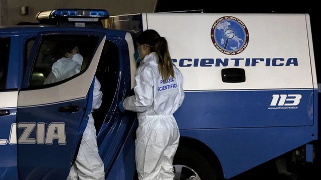 Uccide a coltellate la madre poi si suicida buttandosi dall’ottavo piano