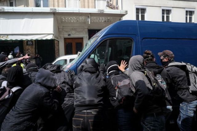 Tensione a Parigi, arrivano i black bloc