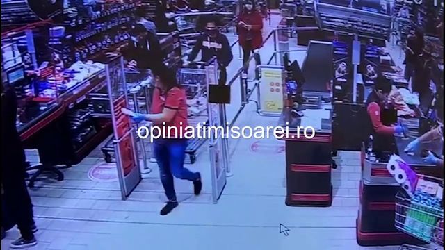 Bărbatul care a pierdut 30.000 de euro într-un supermarket și-a revendicat banii. Ce le-a spus polițiștilor