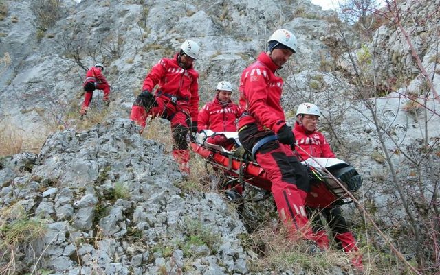 O turistă în espadrile, salvată cu elicopterul după ce s-a accidentat la gleznă pe un traseu dificil din Retezat
