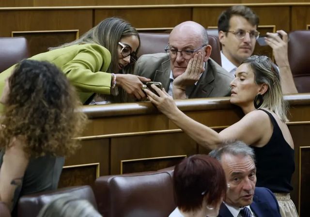 La abstención del PNV permite al Congreso exigir a Sánchez explicaciones por el 'caso Cerdán'