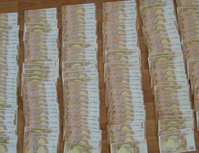 Гранични полицаи задържаха шофьор с 290 000 евро на ГКПП Калотина