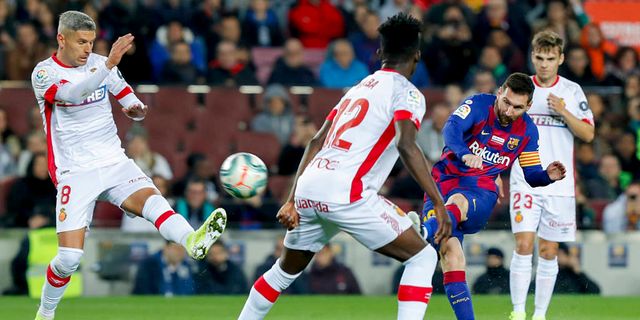 Lionel Messi nets sublime hat-trick as Barcelona rout Mallorca