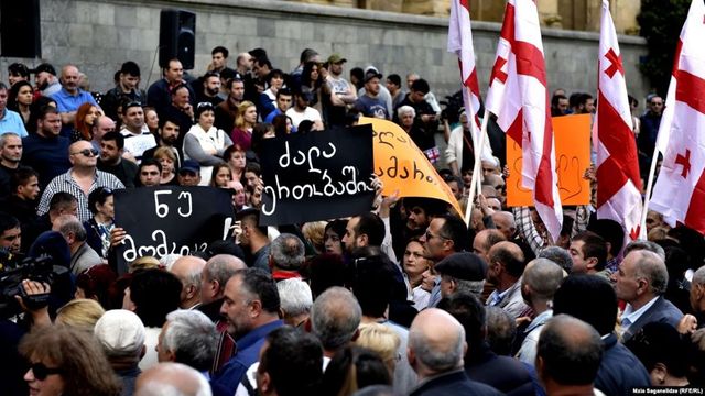 Mii de persoane au ieșit în stradă în Georgia, în semn de protest față de vizita unui parlamentar rus la Tbilisi