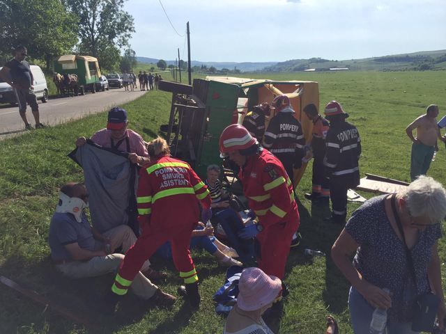Nouă turiști străini au fost răniți, după ce s-au răsturnat cu căruța în județul Sibiu