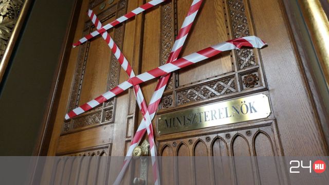 Piros-fehér szalagot kötöttek Orbán Viktor parlamenti dolgozószobájára