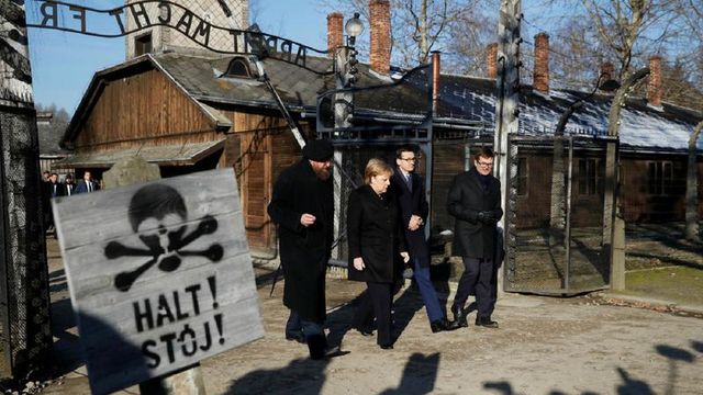 Cancelarul german, Angela Merkel, a vizitat pentru prima oară fostul lagăr nazist Auschwitz