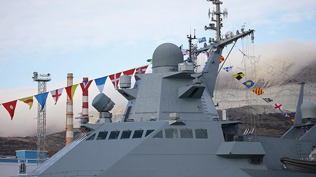 Силы Черноморского флота организовали слежение за эсминцем США
