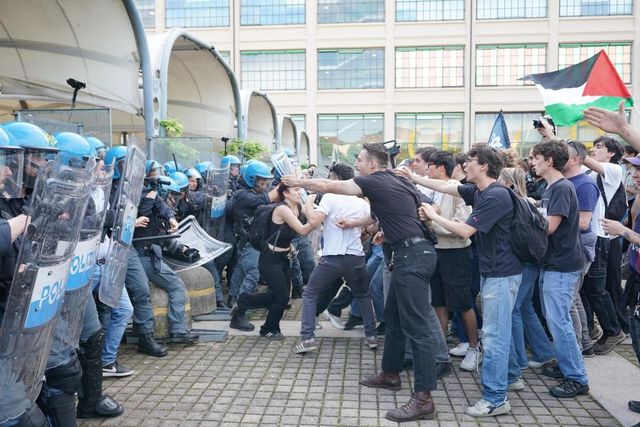 Torino, tensioni al Salone del Libro: i Propal tentano di sfondare i cancelli