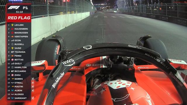 Las Vegas, Ferrari da incubo: un tombino ferma Sainz