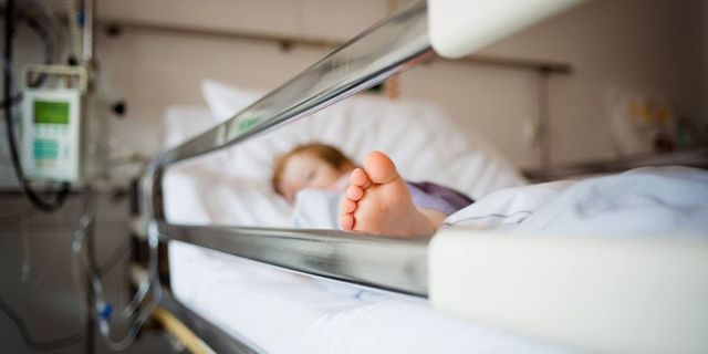 Un copil de doi ani din Anenii Noi a ajuns în stare gravă la spital după ce a căzut într-o groapă cu deșeuri