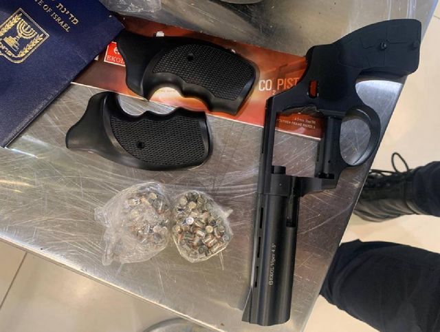 Un pistol și cinci vize falsificate, descoperite pe Aeroportul din Chișinău