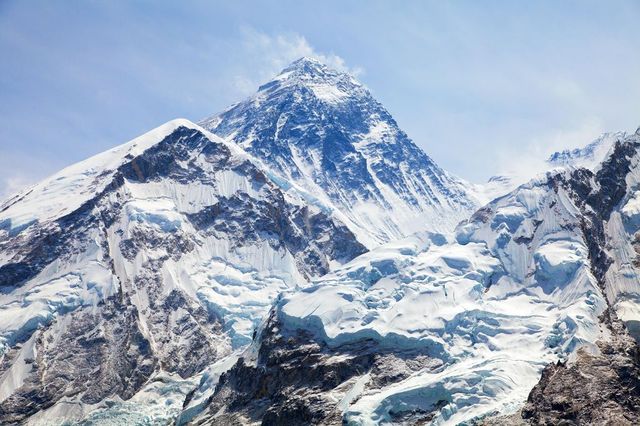 Șase victime în apropiere de Everest după ce elicopterul în care se aflau s-a prăbușit