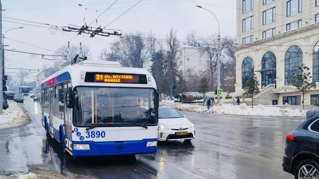Din cauza ghețușului pe mai multe tronsoane de drum din capitală este afectată circulația troleibuzelor și autobuzelor