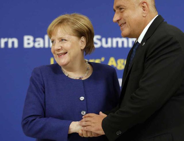 Шпигел : Меркел и Борисов са в схема за доставка на некачествени маски от България