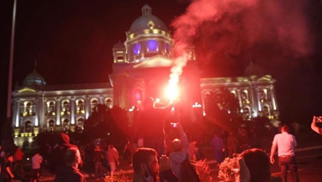 Scene violente în Serbia, după ce Guvernul a anunțat că se revine la starea de urgență