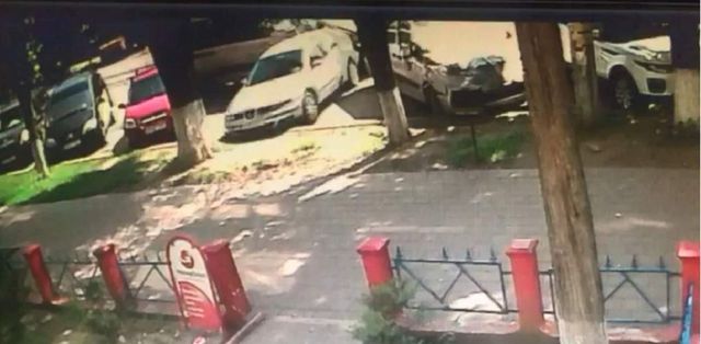 Șoferul unui microbuz din Iași a lovit în plin cinci mașini parcate